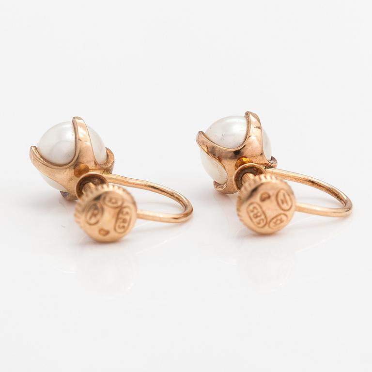 Elis Kauppi, A pair of 14K ogld earrings with cultured pearls. Kupittaan kulta, Turku.