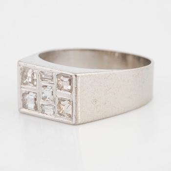 KLACKRING, vitguld med carréslipade diamanter.