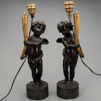 BORDSARMATURER, ett par, brons, Louis XVI-stil, 1900-tal.