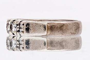 Ring 18K whitegold 3 larger and 8 smaller diamonds approx 0,5 ct, size 53,5.