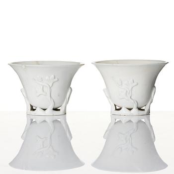 Vas, samt koppar, tre stycken, blanc de chine. Qingdynastin, 1700-tal.