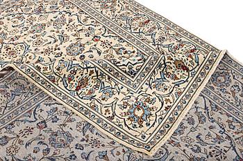A Kashan carpet, c. 290 x 197 cm.