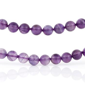 HALSBAND, med ametist kulor och fasetterade ametister.