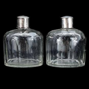 FLAKONGER, 2 stycken, glas och silver, 1700-tal.
