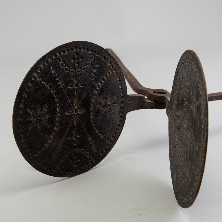 An iron waffle maker 19th century.