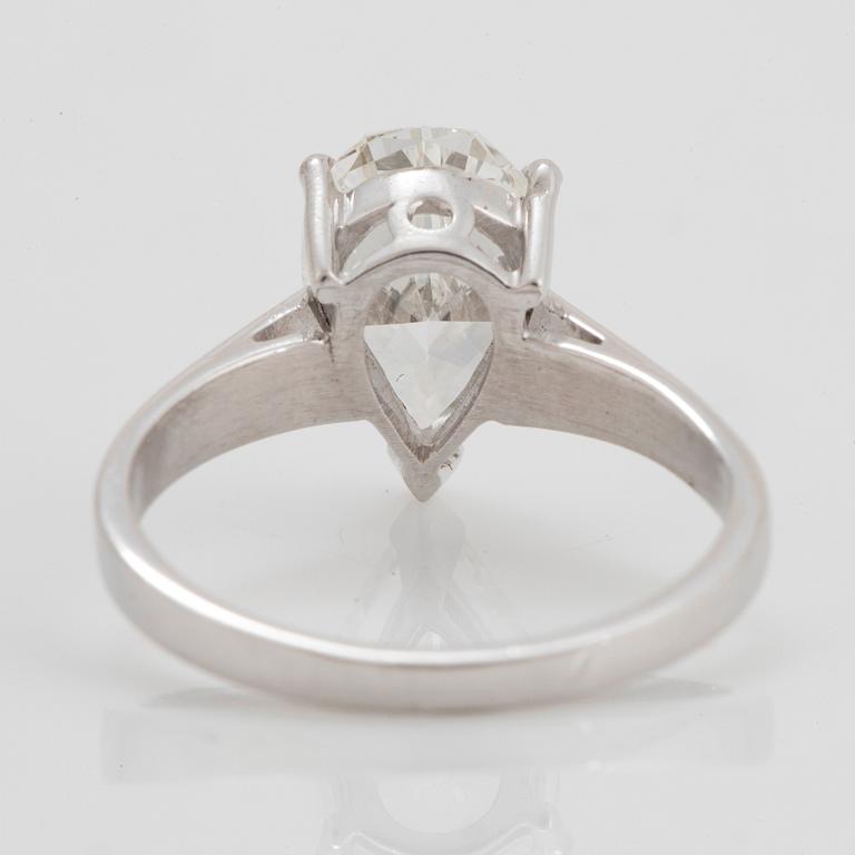 An 18K white gold ring set with a pear shaped brilliant-cut diamond 2.12 cts G vs 1.