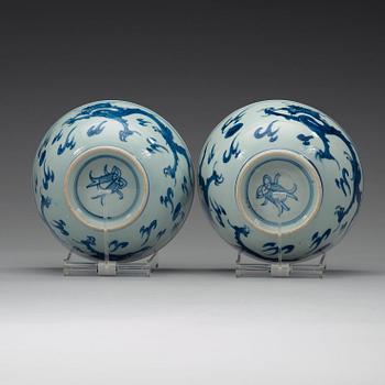 A pair of blue and white dragon bowls, Qing dynasty, Kangxi (1662-1722).