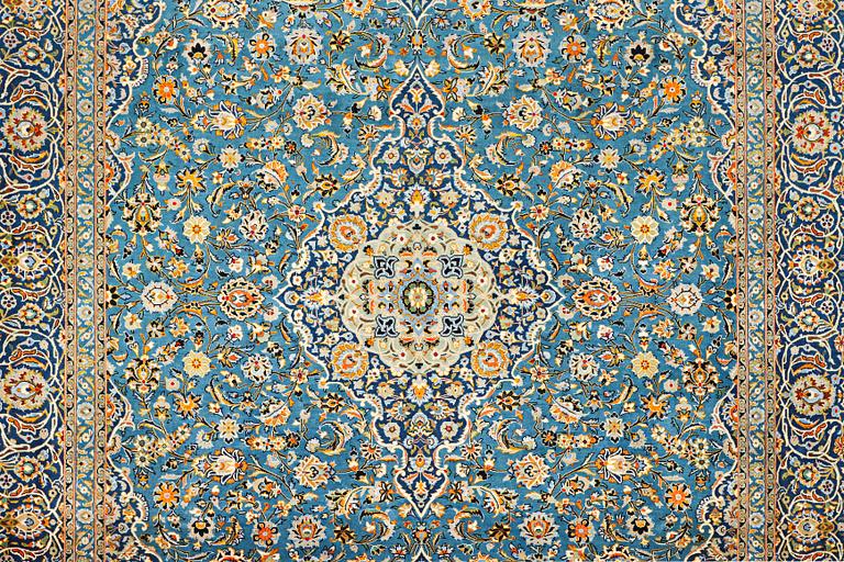 A Kashan carpet, signed Isfahanian, a. 407 x 310 cm.