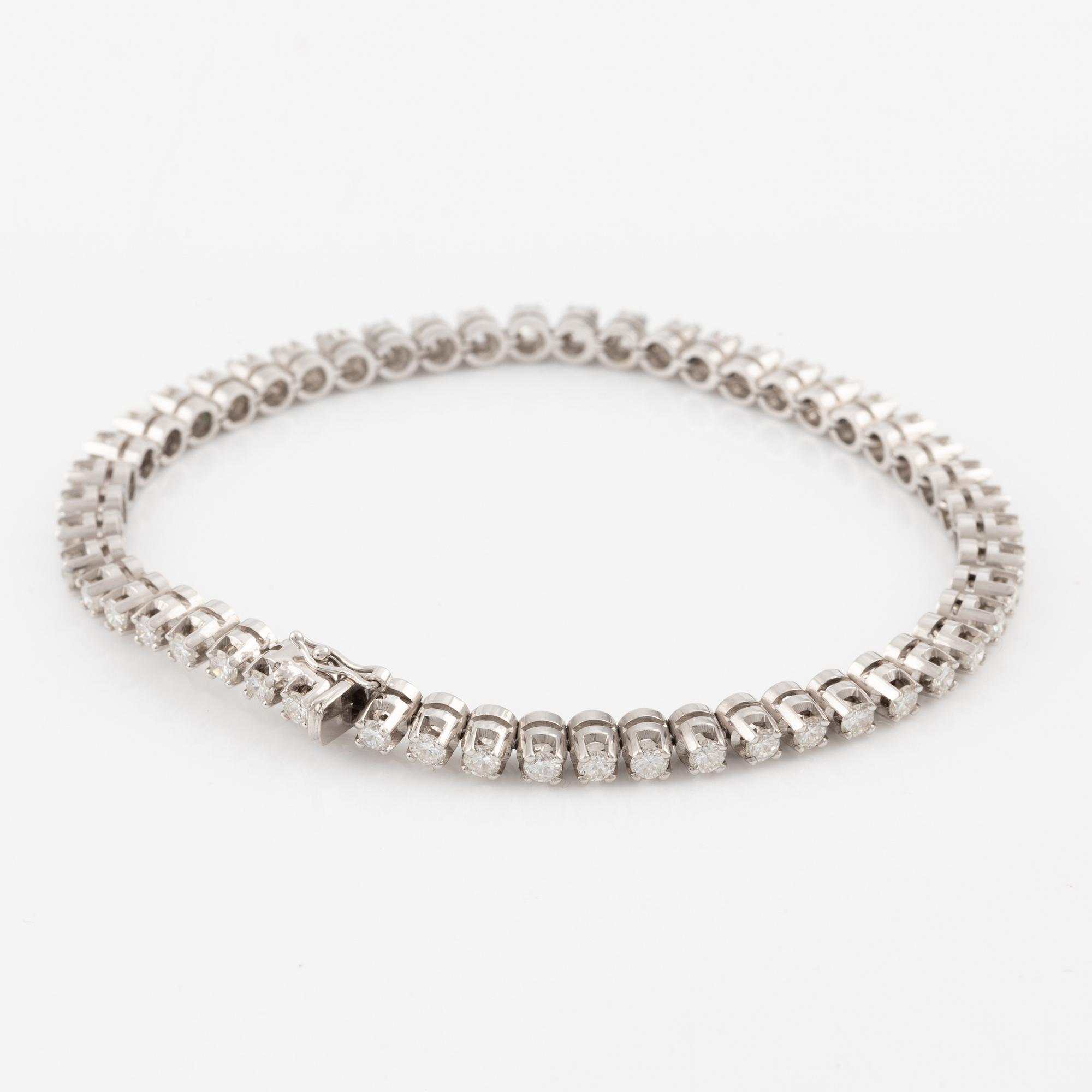 Tennis bracelet in white gold with brilliant-cut diamonds.
