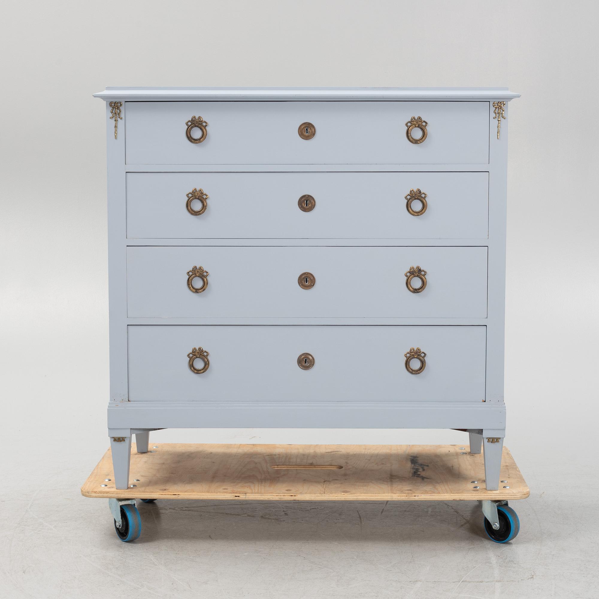 Byrå, gustaviansk stil, 1900-talets första hälft.