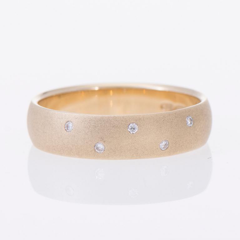 RING, 18K guld, briljantslipade diamanter. Vikt ca 5,2 g.