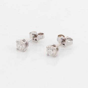 Örhängen, med briljantslipade diamanter.