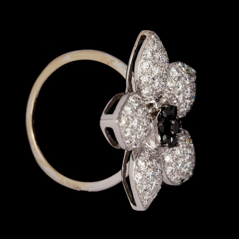 RING, 18k vitguld med svarta o vita briljantslipade diamanter tot ca1,87ct. Vikt 7,5g.