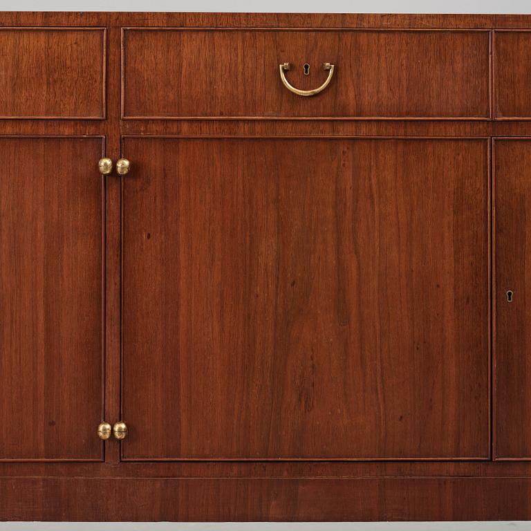 Josef Frank, sideboard, modell "730", Firma Svenskt Tenn, 1930-40-tal.