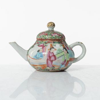 A set of fourteen Chinese porcelain pieces, Qing dynasty, 18th-19th Century.