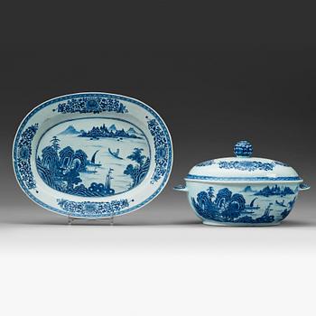 A blue and white export porcelain tureen with cover and stand, Qing dynasty, Qianlong (1736-1795).