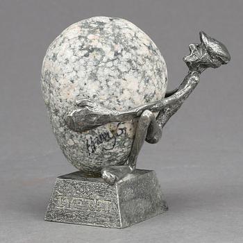 HENRY GUSTAFSSON, skulptur, "Lyftet", tenn och sten, 1980.