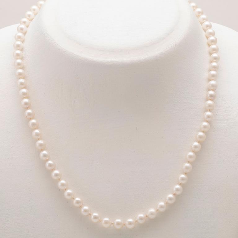 Collier with clasp 18K gold cultured pearls.