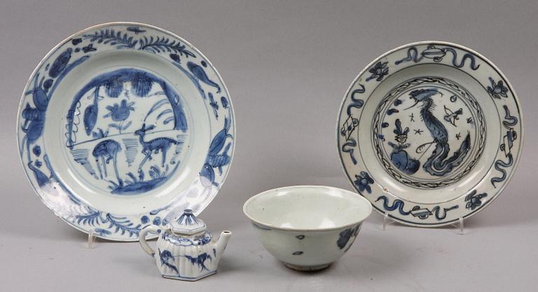 TALLRIKAR, MINIATYRTEKANNA SAMT SKÅL, 4 delar, porslin, Kina 1500/1600-1800-tal.