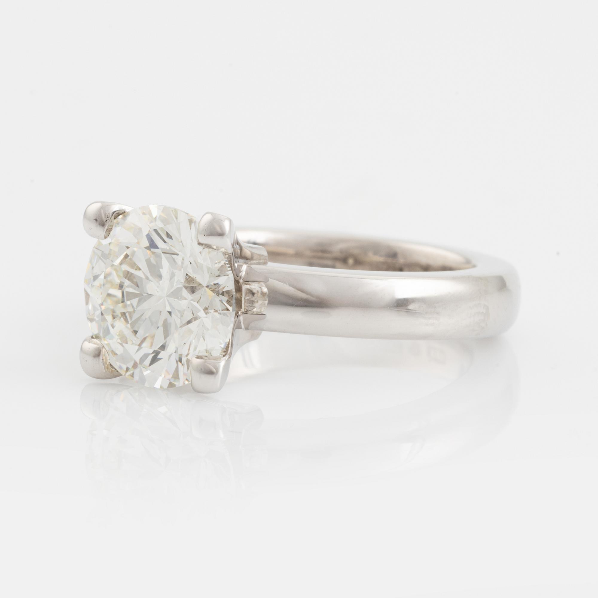 An 18K white gold ring set with a round brilliant-cut diamond.