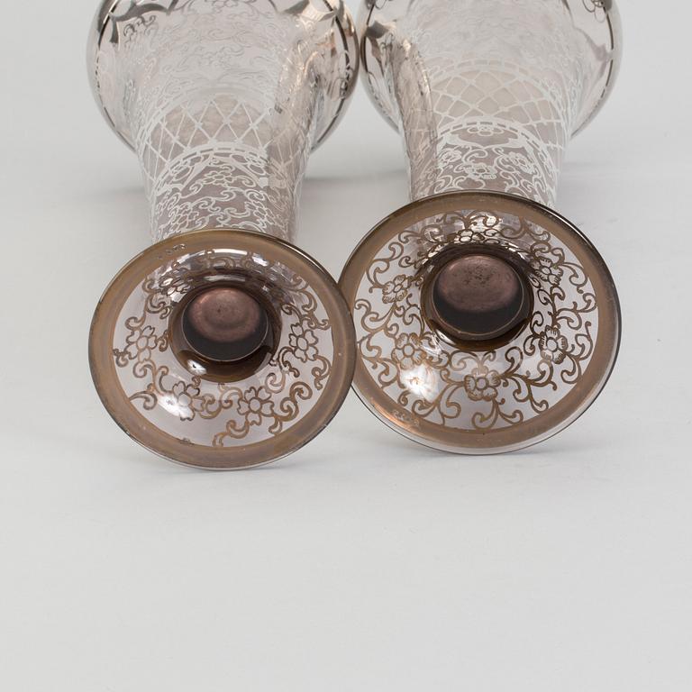 VASER, ett par, glas, med dekor i sterlingsilver, 1900-tal.