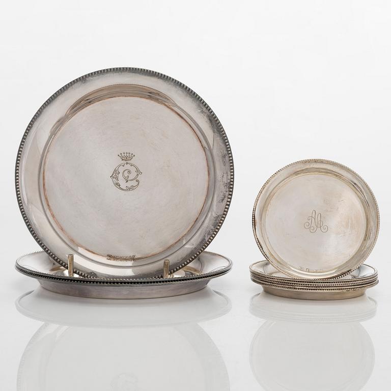 Lasinalusia, 18 kpl, cocktaillusikoita, 7 kpl, hopea, ja pullonalusia 3 kpl, alpakka, suomalaiset valmistajat, 1930-luku.