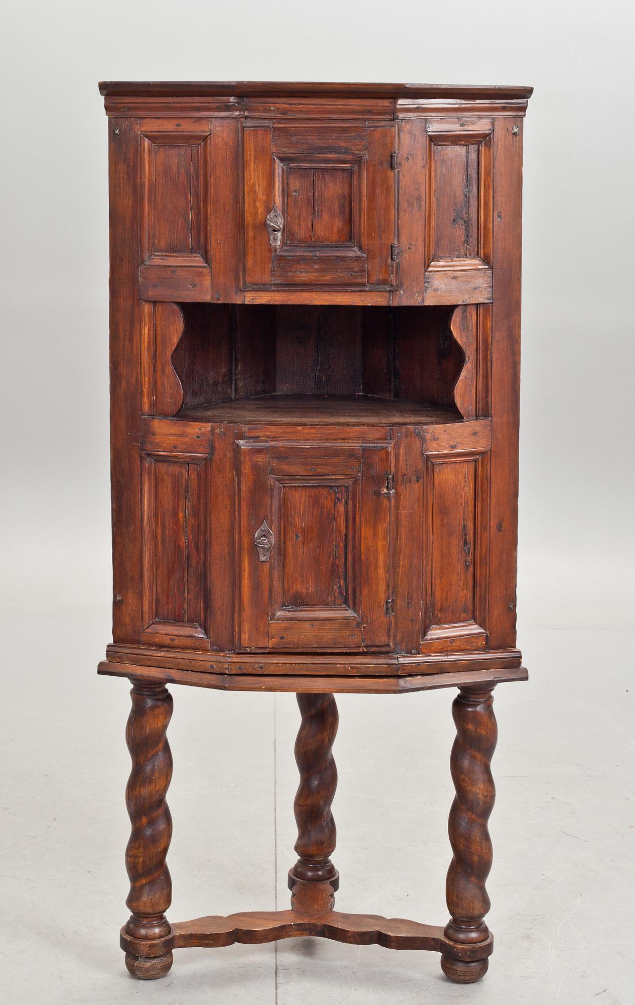 HÖRNSKÅP, delvis 1700-tal.