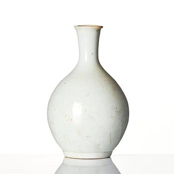 A white glazed Korean vase, Joseon (1392-1897).