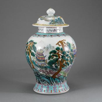 LOCKURNA, porslin, Kina, 1900-talets andra hälft.