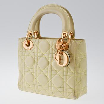 198. A Christian Dior shoulder bag.