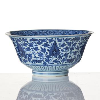 A Chinese blue and white bowl, Qing dynasty, around 1800.