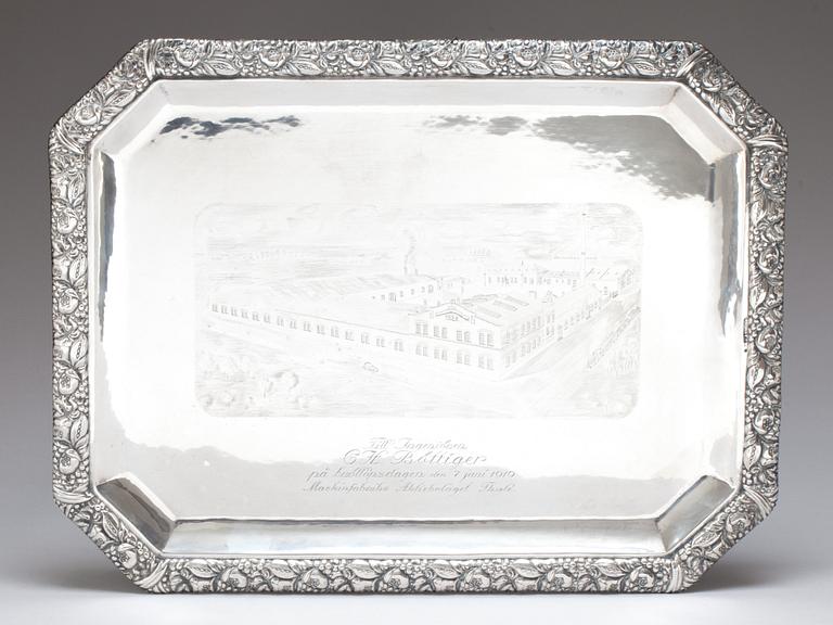 BRICKA, silver G.A Dahlgren, Malmö. Daterad 1919 otydlig årsstämpel. Ca 1740g.