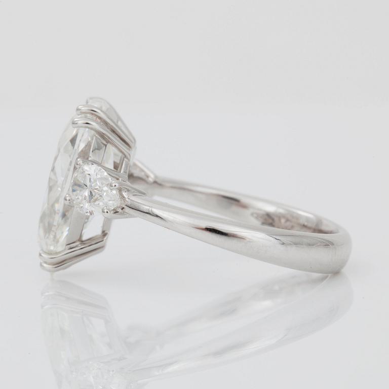 A pear-shaped diamond, 4.60 cts G/VS2 according HRD certificate, ring.