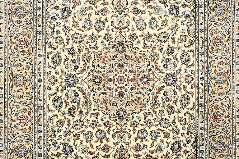 A Kashan carpet, a. 297 x 200 cm.