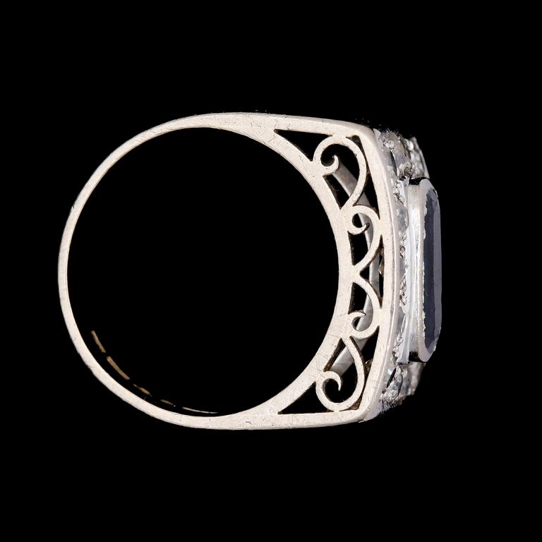 RING, 18k vitguld med blå safir och 14 diamanter tot ca0,56ct, Hovjuvelerare Gunnar Fahlström, Sthlm, 1963. Vikt 11,2g.