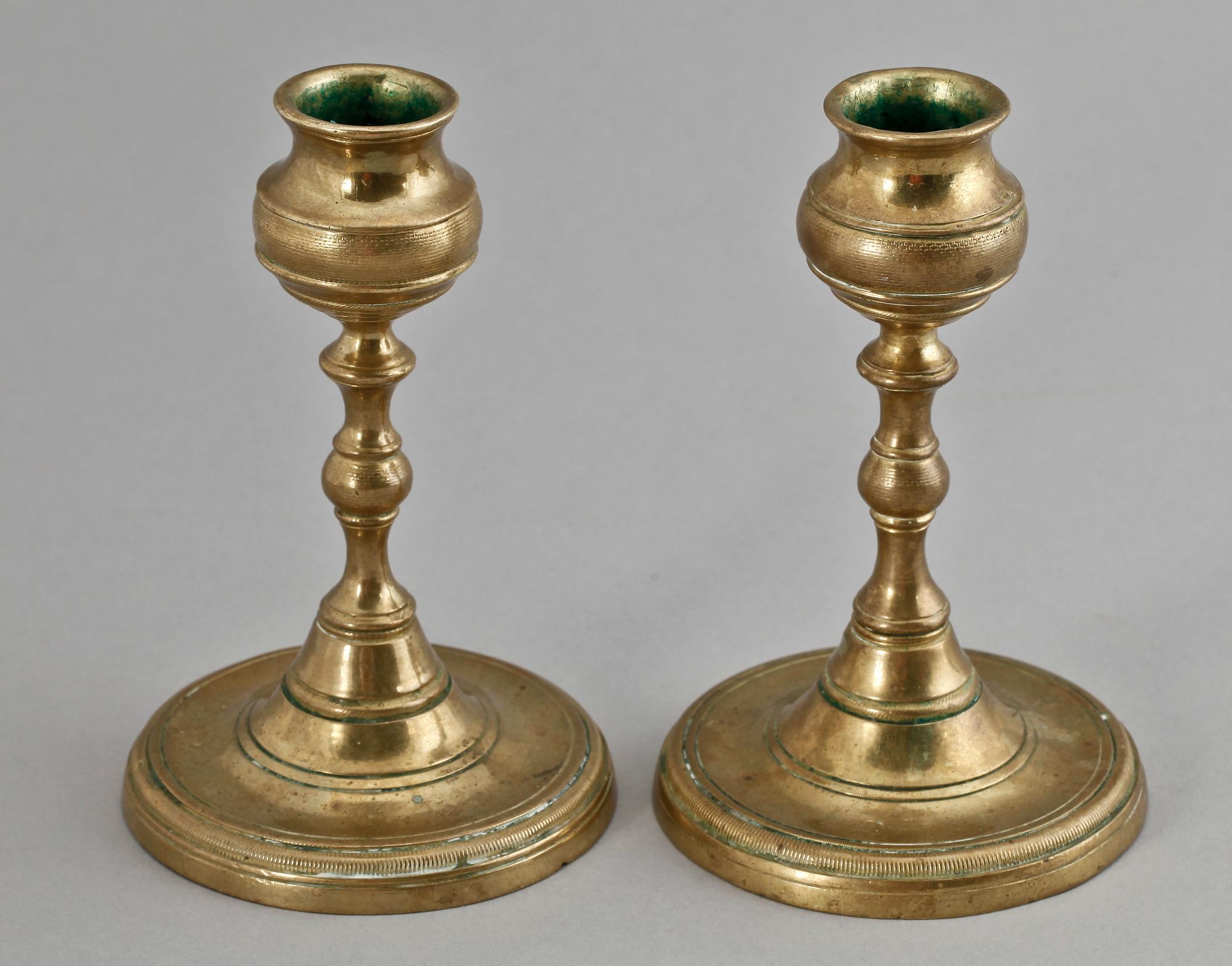 LJUSSTAKAR, ett par, mässing. 1800-talets mitt.