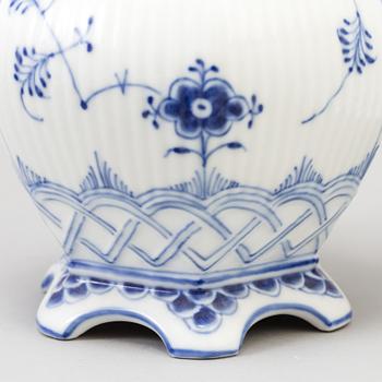 A lot of 103 pieces of "Musselmalet" porcelain, Royal Copenhagen.