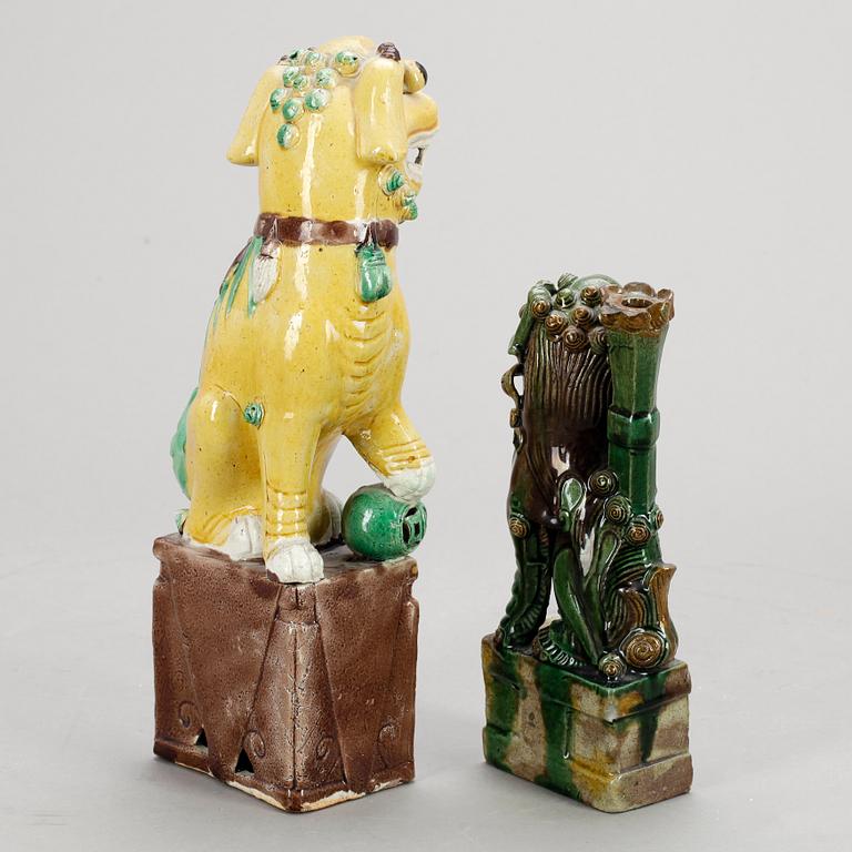 FOHUNDAR, 2 st, porslin, Kina 1900-tal.