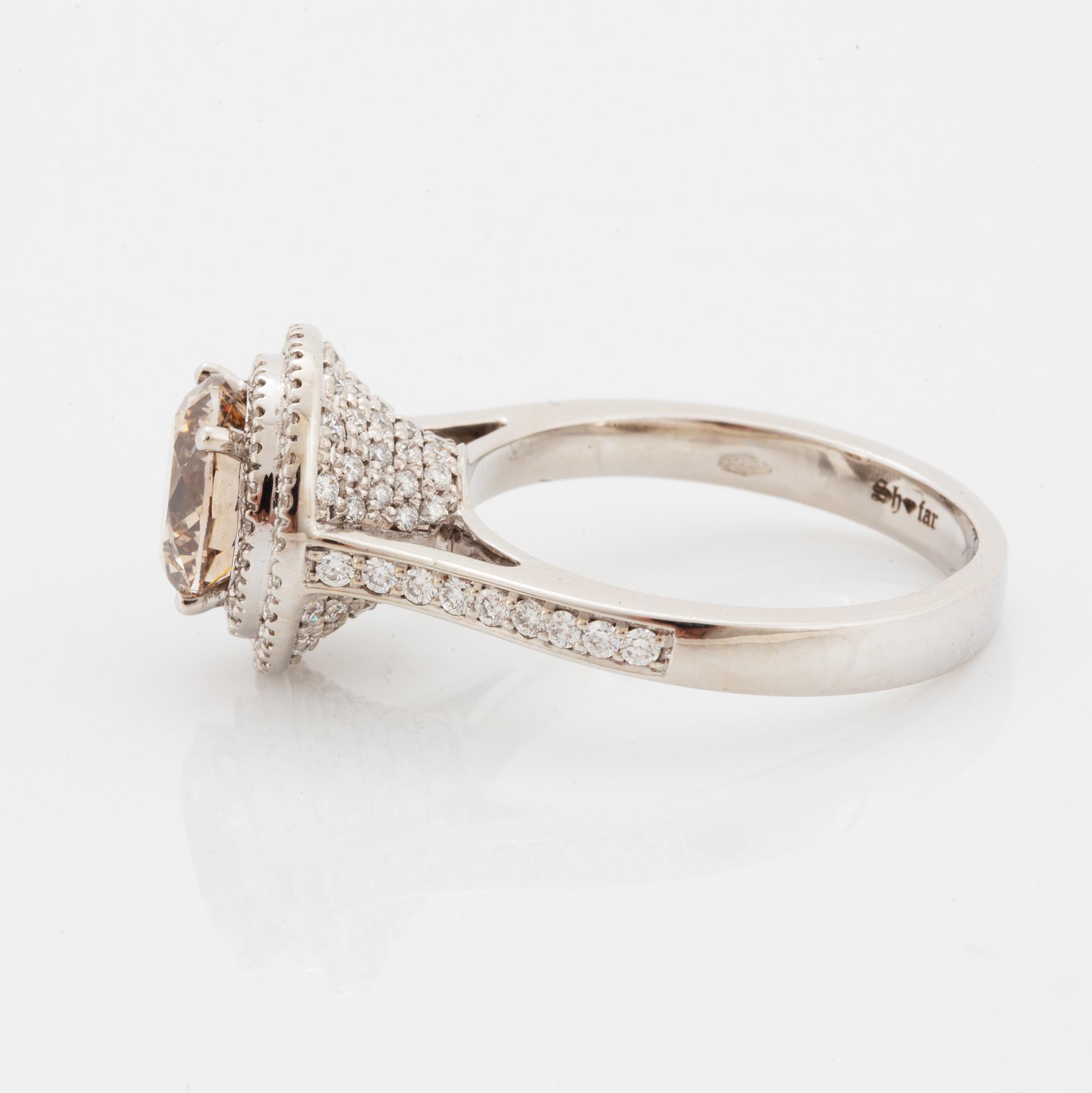 2,10 ct brilliant-cut natural fancy light-brown diamond ring, with IGI certificate.