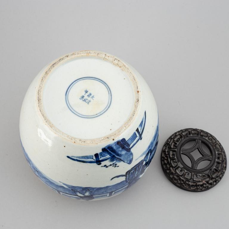 A blue and white jar, Qing dynasty, 19th Century.