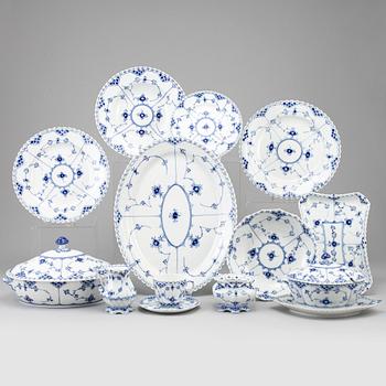 ROYAL COPENHAGEN, 71 psc porcelaine, 'Musselmalet'.