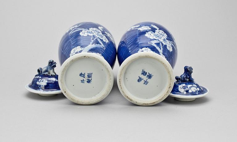 VASER, ett par, porslin, Kina 1800-tal.