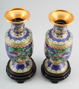 VASER, 1 par, cloisonné, Kina, 1900-tal.