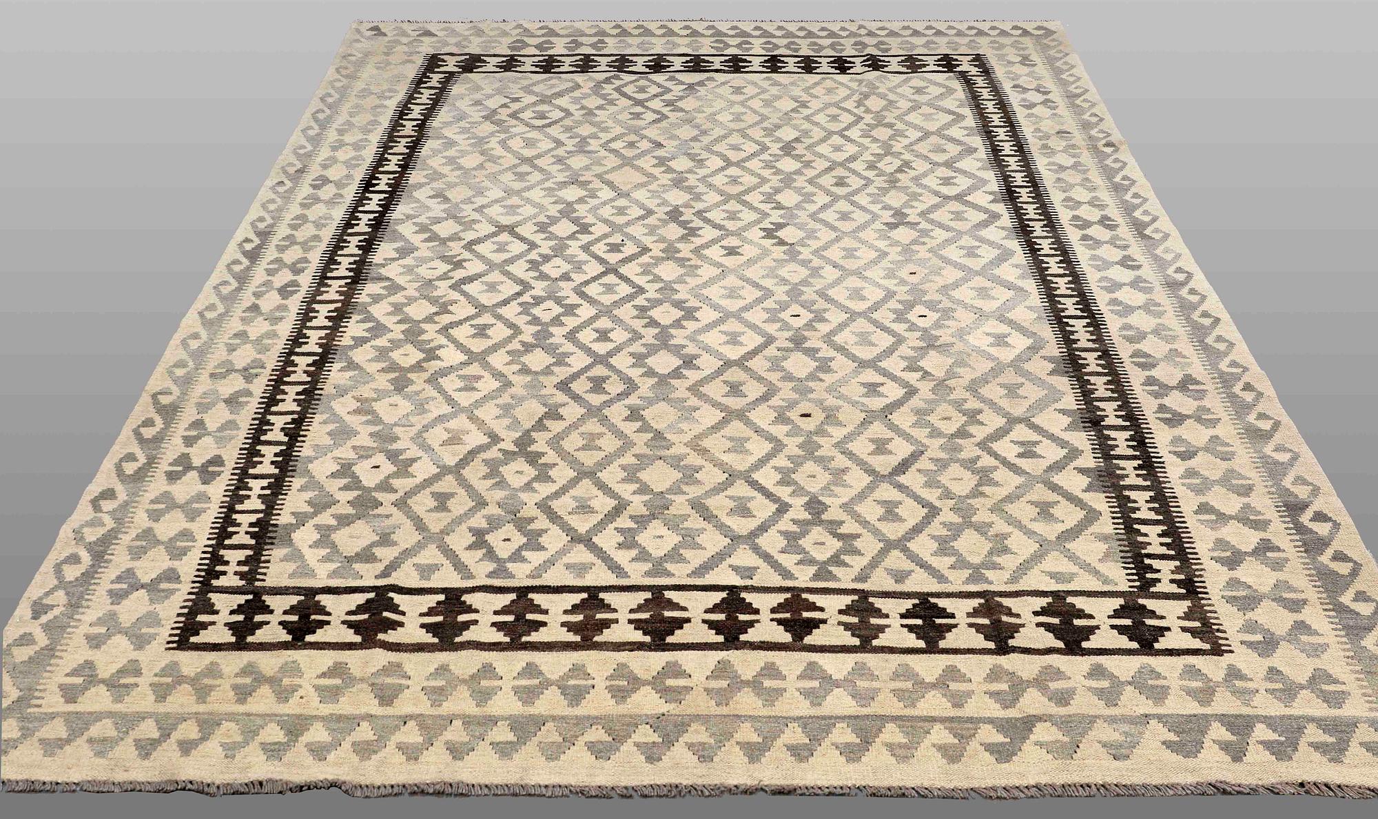 A Kilim carpet, ca 309 x 212 cm.