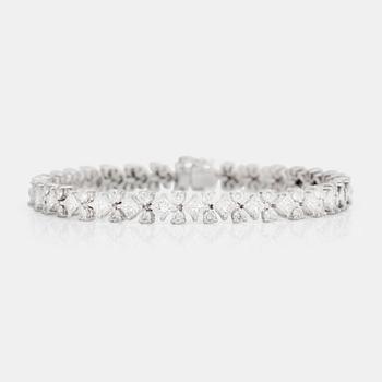 A brilliant- and princess-cut diamond, 7.00 cts in total according to engraving, bracelet.