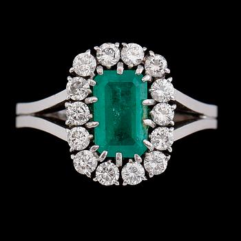 RING, 18 k vitguld, smaragd och 14 briljantslipade diamanter tot ca 0.70 ct, svenska stämplar JLAN, 1974.