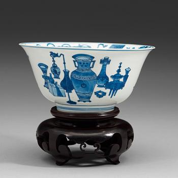 A blue and white bowl, Qing dynasty, Kangxi (1662-1722).