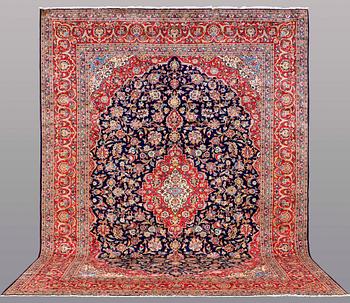 A CARPET, Kashan, ca 439 x 318 cm.