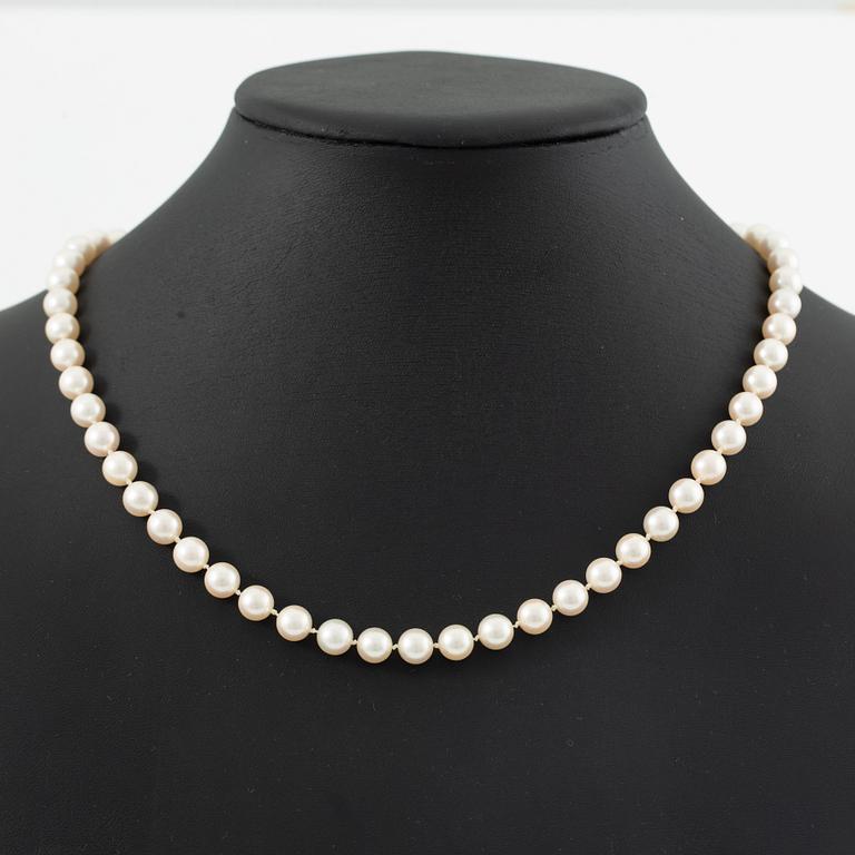 Necklace of cultured pearls, clasp 18K gold with round brilliant-cut diamonds.
