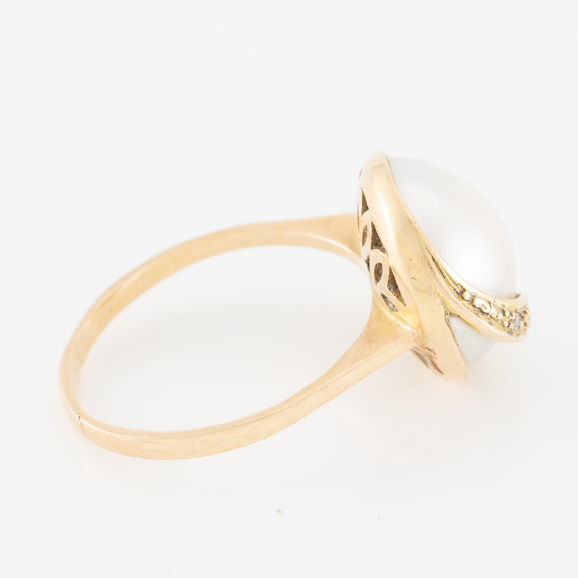 Ring in 18K gold with a cultured mabé pearl and octagon-cut diamonds.